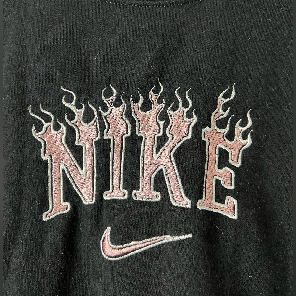 Nike Embroidered Crew Neck
Women’s Small
